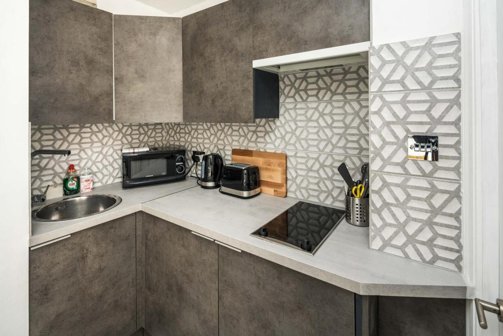 New Sleek Modern In The Heart Of Chelsea *